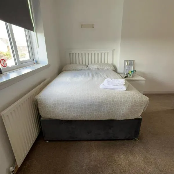 Private Rooms with Shared Bathroom Bus Stop 8 Mins Away, hotel in Earley