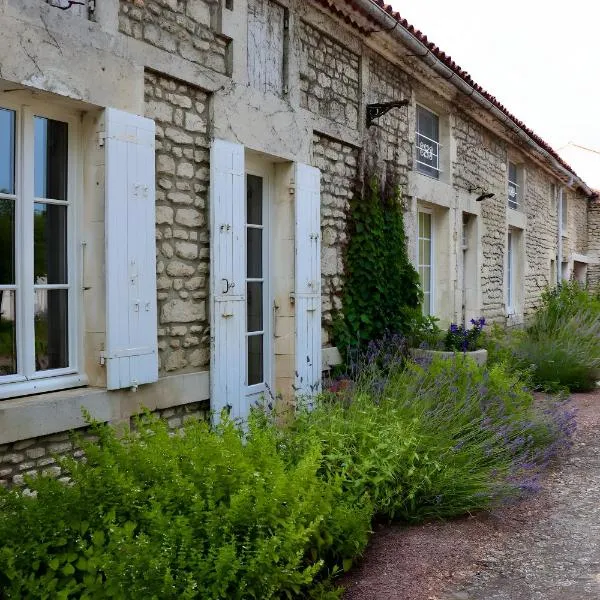 Gite La Saintonge, hotel in Saint-Sulpice-dʼArnoult