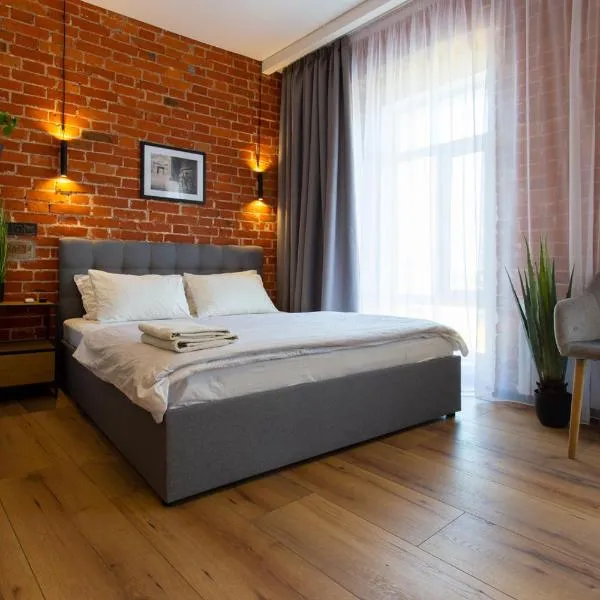 Сучасна квартира в центрі на Харківській набережній 3-2, hotel in Kharkiv