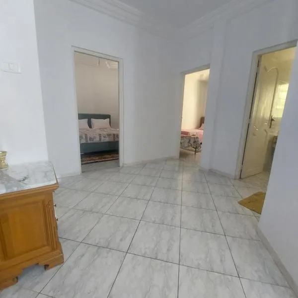 Location saisonnière un salon et deux chambres, hotel in Raʼs al Jabal