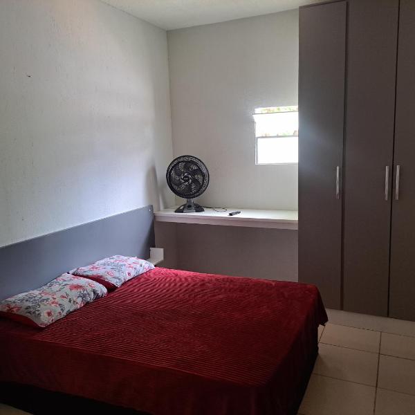 Quarto confortável com armário smart tv e ventilador - Foto 2