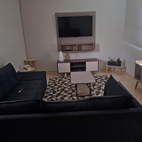 Quarto confortável com armário smart tv e ventilador - Foto 4