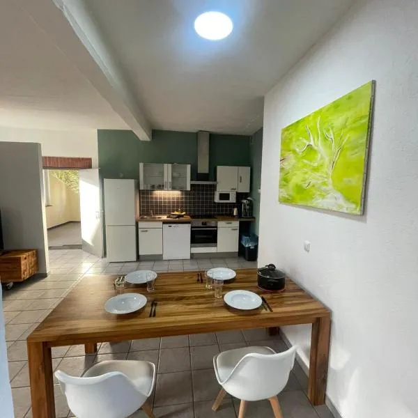 140 qm großes Loft mit 2 eigenen Schlafzimmern im Fabrikstil - direkt in Groß-Umstadt - 300 m bis zum Marktplatz, hotel in Groß-Umstadt