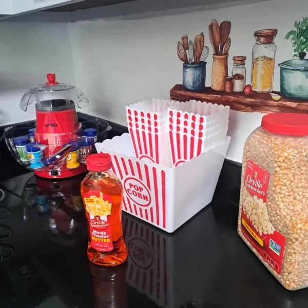 Fun Home in Pocono with Gameroom-Firpit-BBQ Grill-TV and AC in all rooms, hotel in Tobyhanna