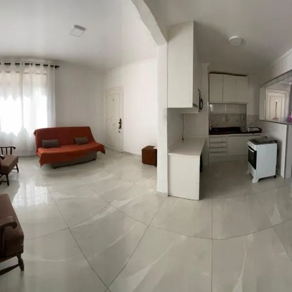 APARTAMENTO COMPLETO NO CORAÇÃO DO GONZAGA 300m DA PRAIA, hotel v destinaci Santos