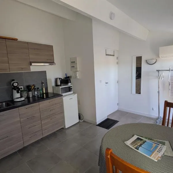 Studio avec balcon, ξενοδοχείο σε Uzes