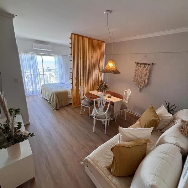 Exclusivo monoambiente con vista al mar，位于马德普拉塔的酒店