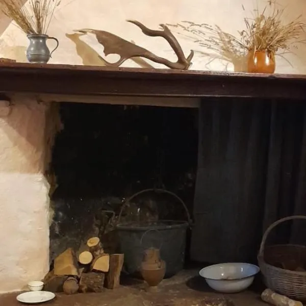 Casa Contadina in borgo medievale, Tuscany, hotel in Monteguidi