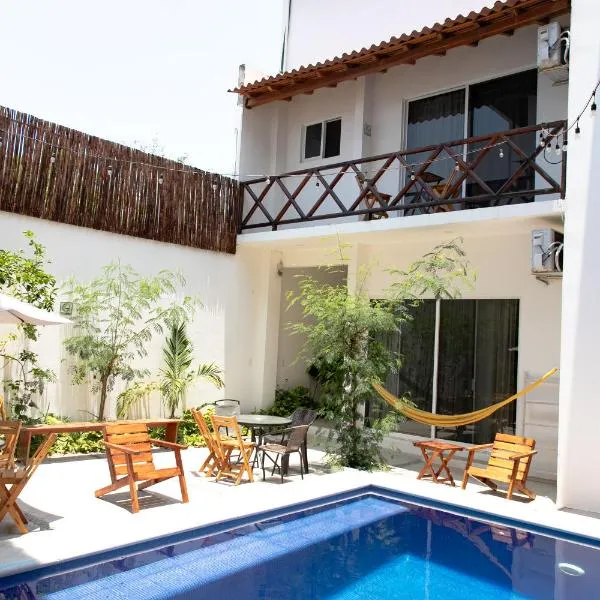 CASA GUAJE 5min to Beach Bacocho and Coral 3Floor House 6 Bedrooms all with AC 8 beds up to 16 Guests Wifi starlink, hotel di Puerto Escondido