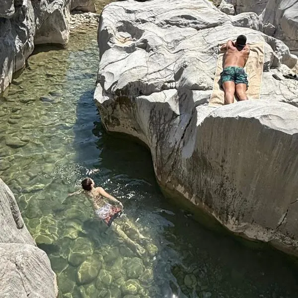 ΠΕΤΡΑΣΤΕΡΟ Canyon Retreat-Agrafa, hotel in Vérnikon