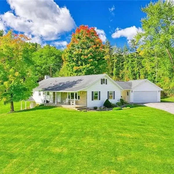 High-End Finger Lakes Escape - Expansive Game Room, Cozy Firepit, & Scenic Views, hotel in Penn Yan