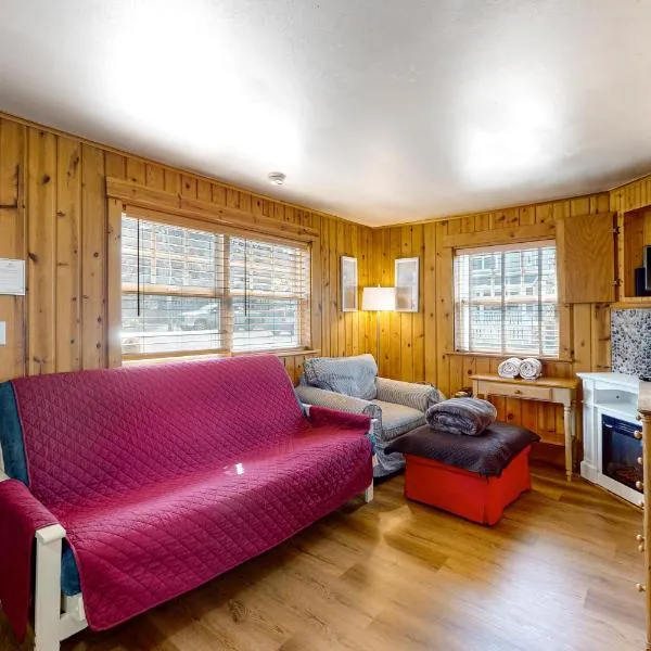Hidden Villa Cottage #1 - The Nautical Cottage, hotel in Cannon Beach