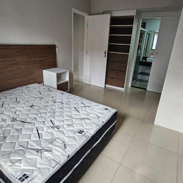 Lindo apartamento reformado a duas quadras da praia da Enseada - Foto 2