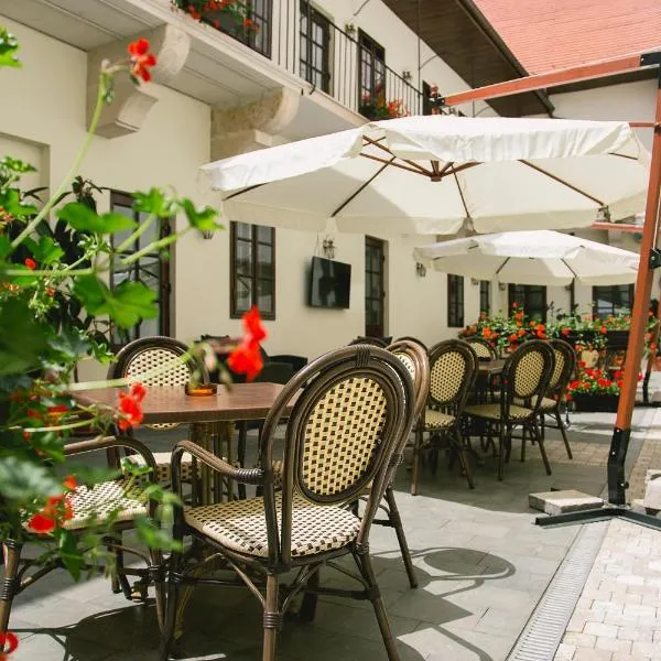 Le Petit Paris, hotel v Kluži