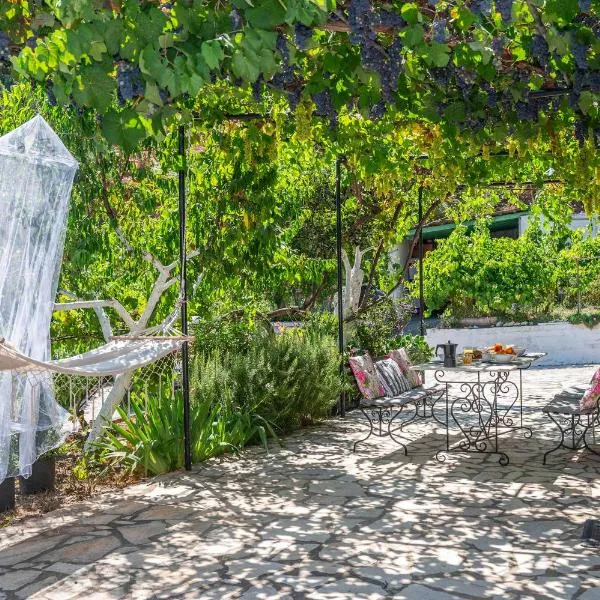 Green Yard Family Holiday Home Sidari Corfu, hotel in Antipernoí