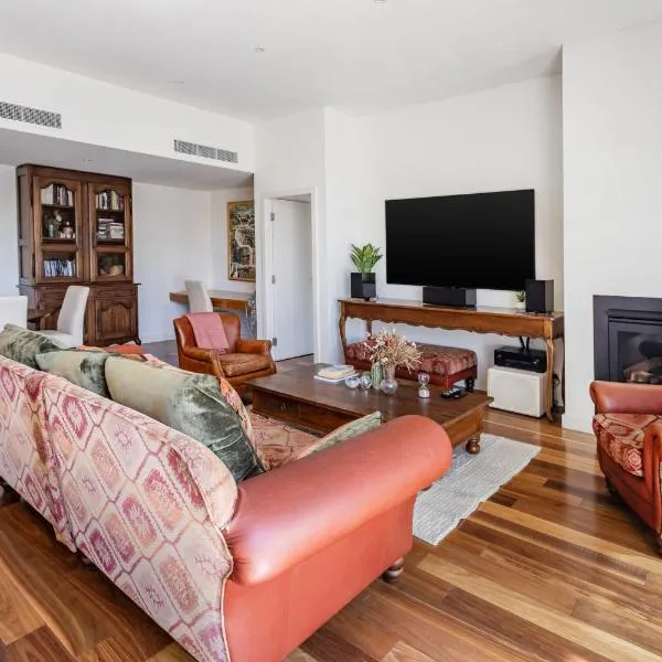 Bright & Spacious Penthouse by Parliament House: Barton şehrinde bir otel