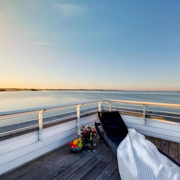 Ostseewind: Wasserblick, finnische Sauna, Whirlwanne, Kamin, 2 Parkplaetze, хотел в Олпениц