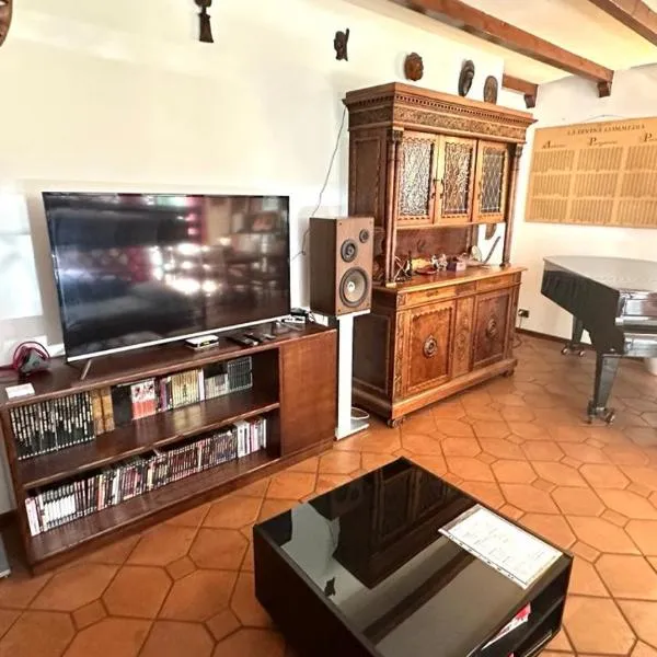 Musicians Mansion Apartment, hotel in Fino Mornasco