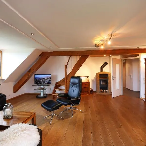 Schöne Dachzimmerwohnung, hotel in Görwihl