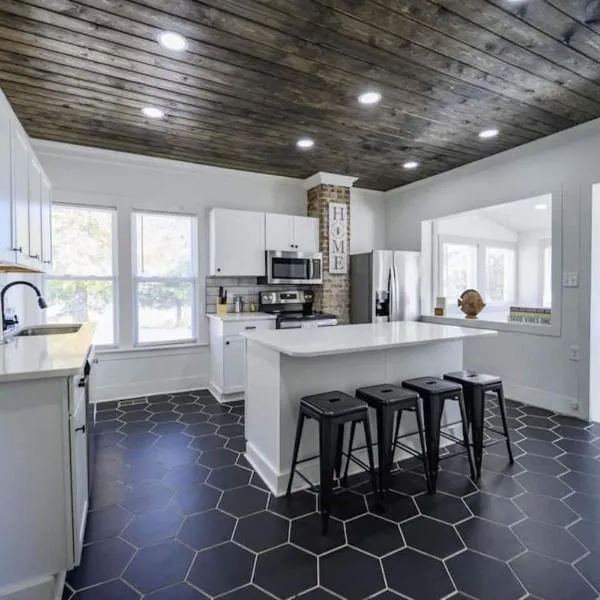 Spacious 4br3ba Home Near Tims Ford Lake, hotel en Winchester