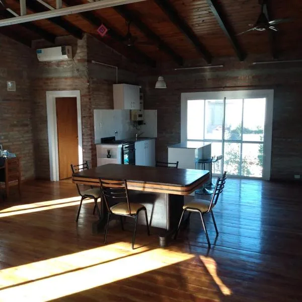 Luminoso Loft cercano rio Grdro Baigorria - Cochera opcional, hotel in Granadero Baigorria