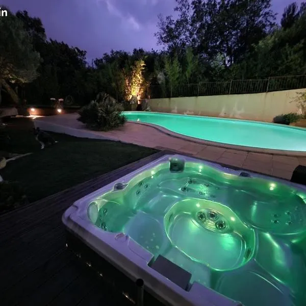 Villa familiale avec piscine et jacuzzi privatifs, hotel in Six-Fours-les-Plages