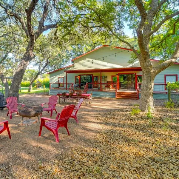 Peaceful Helotes Cabin Fire Pit, 9 Mi to Old Town, hotel in Helotes