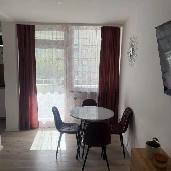 Apartment AS mit Balkon, hotel in Augsburg