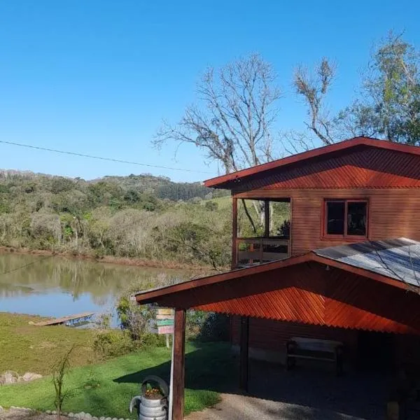 Casa rústica às margens do lago, hotel in Maximiliano de Almeida