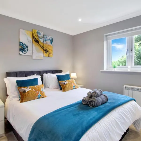 Spotless Two-Bedroom Home with Garden and Parking，斯蒂夫尼奇的飯店
