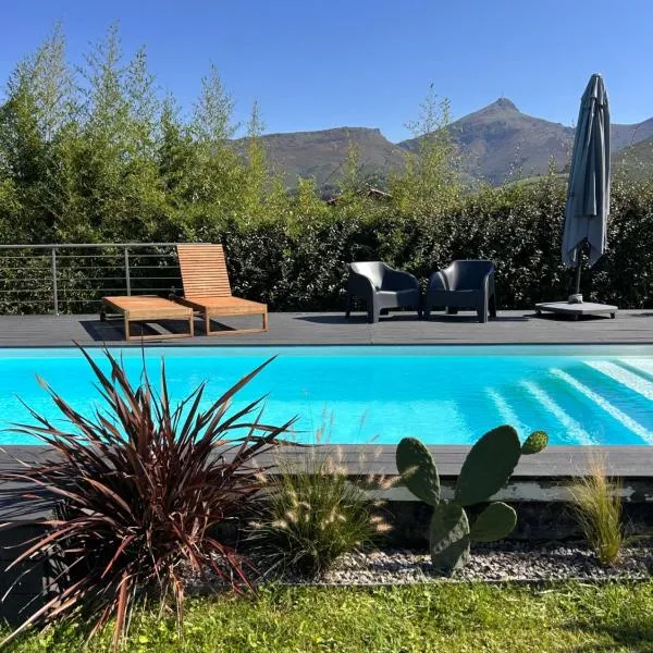 Charming brand new apartment, hotel in Urrugne