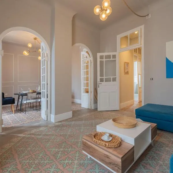 Quiet, volumes and light in downtown Tunis, hotel in Tunis