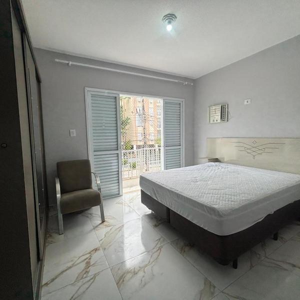 Apartamento com Estacionamento, Wi-Fi, Ar condicionado a 300 metros da Praia da Enseada no Guarujá. - Foto 2