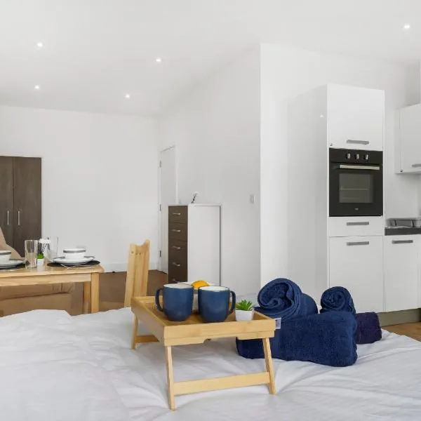 Private Studio Apartment with Parking, hotel en Borehamwood