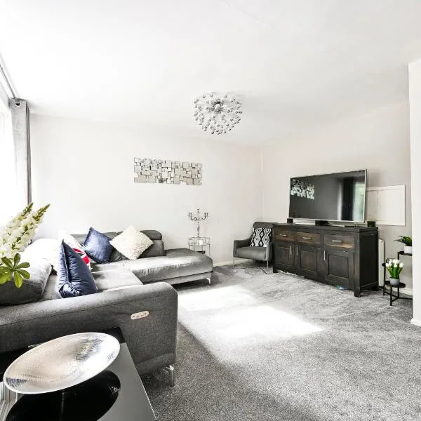 Modern 3-Bedroom Maisonette with Free Parking in Epping, hotel en Epping