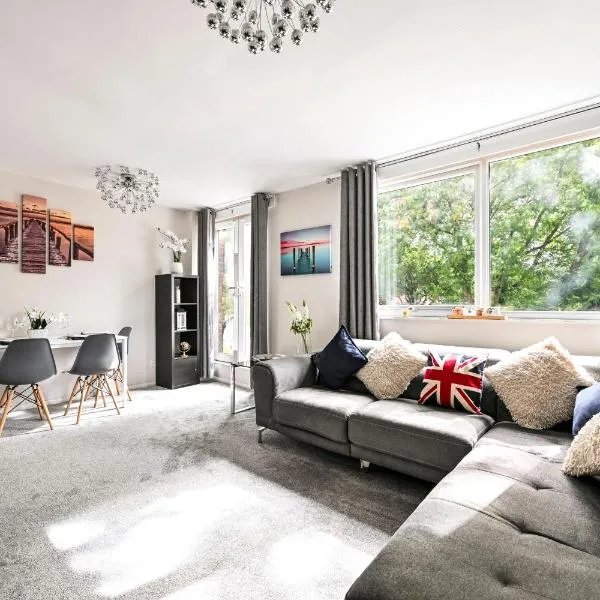 Modern 3-Bed Maisonette - Epping High Street - Parking - LMV Property, hotelli kohteessa Epping
