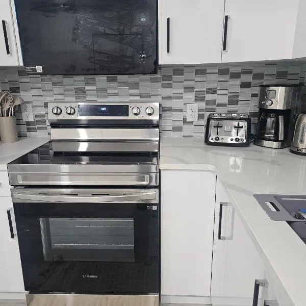 Non Smoking- Stylish Basement Suite Near Airport, Trails & Dining, hotel en Edmonton