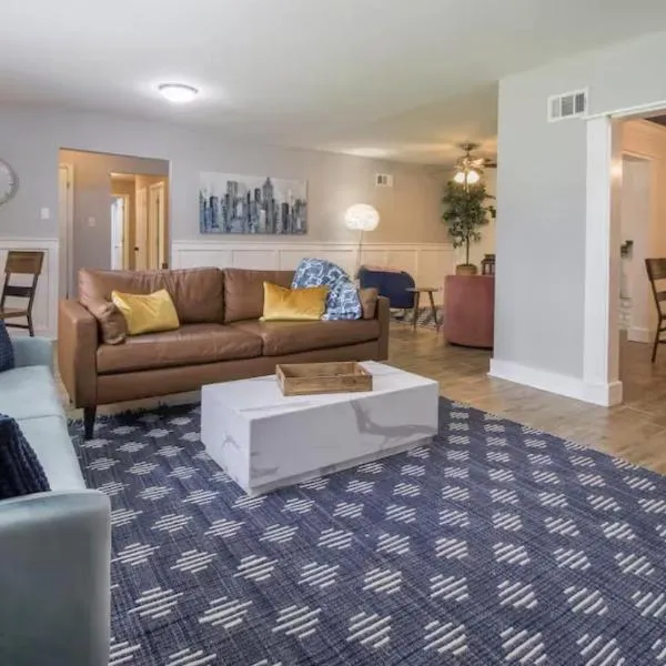 Game Room - 100 inch projector - By Marsh, ξενοδοχείο στη Σαβάνα