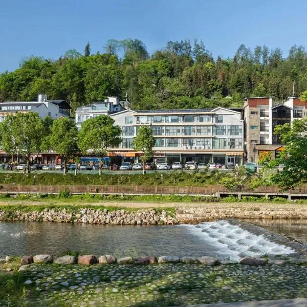 Zhangjiajie Platinum Riverside Hotel -Near Forest Park EastGate about 10 Min Walk - English Butler, Free Luggage Storage, Tour Plan -reserve tickets for various scenic spots-Self-Service Laundry, hotel em Zhangjiajie