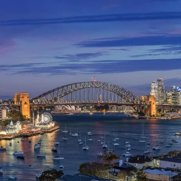 Panoramic Sydney Harbour Views from Luxury 1-Bedroom Apartment in McMahons Point, hotel en Sídney