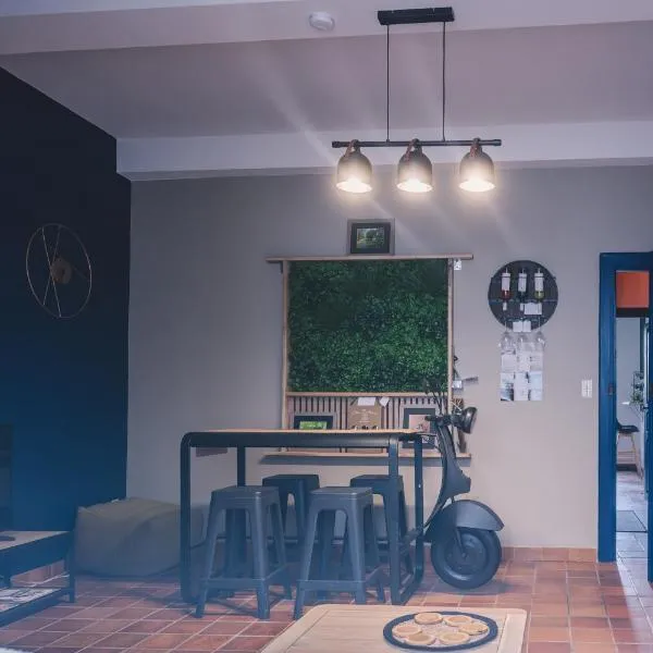 Maison la forge rénovée 8 pers au centre avec extérieur, hotel in Monein
