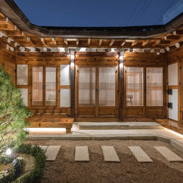 Luxury Hanok Pine Residence, hotel a Seul