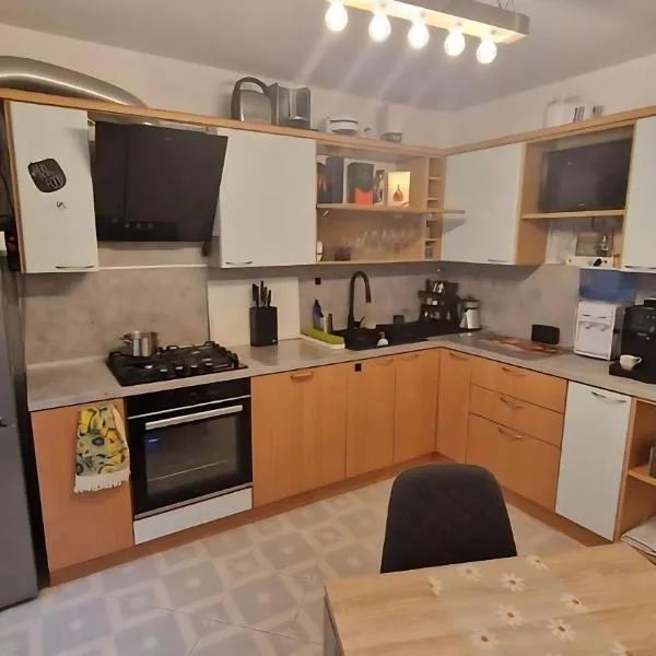 Stylish Apt, Free Parking, Near Center & Airport, hotel v Varni