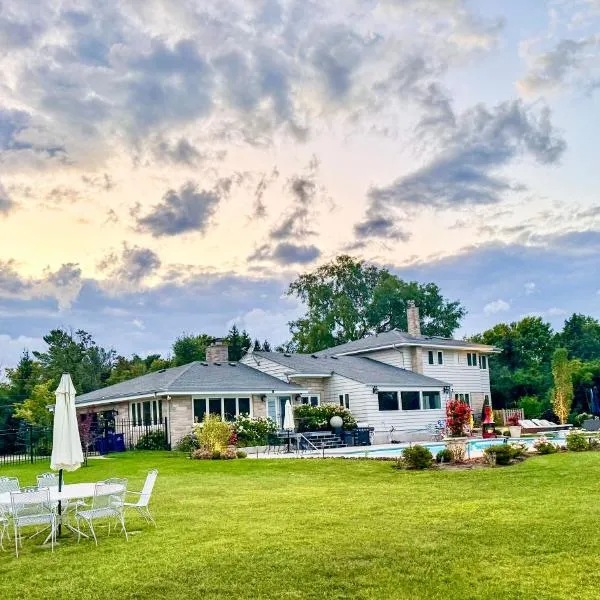 2-Acre Highland Park Retreat with Heated Pool ~ 5*, hotel in Highland Park