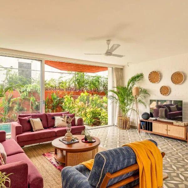 El Volar by The Blue Kite - Fully Serviced 2BHK Apartment, 5 Mins to Casino & 10 Mins to Candolim Beach with Big common Pool, Fully Equipped Kitchen, 24x7 Security, WiFi, hotel in Nerul