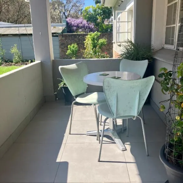 Cosy homestay in green area, hotel in Stellenbosch