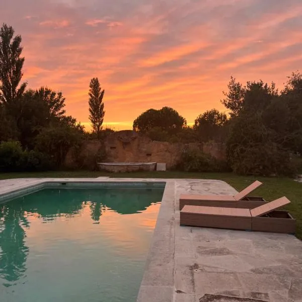 Maison 2 ch en campagne 5 mn du centre en voiture avec possibilité piscine familiale, hotel in Salon-de-Provence