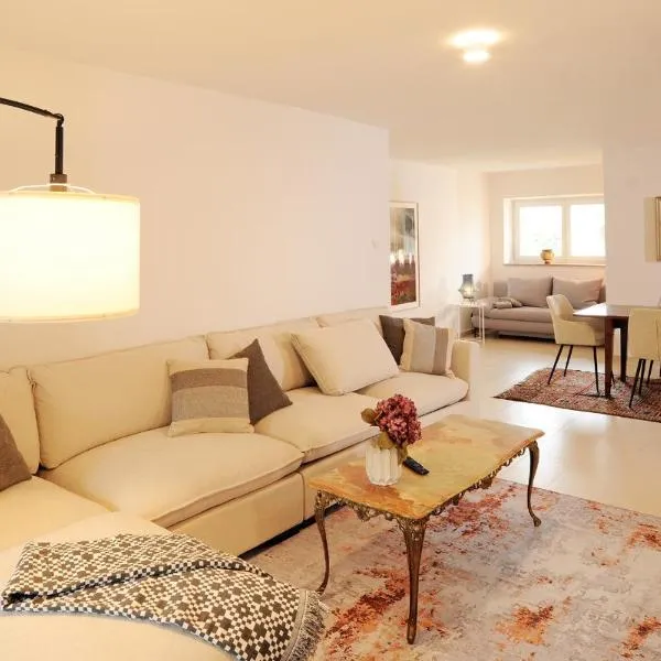 160qm Wohnung mit Balkon nahe Salzburg - Freilassing 2 Schlafzimmer, 2 Bäder, hotel em Freilassing