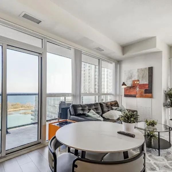Toronto Condo with Lake Views, ξενοδοχείο στο Τορόντο