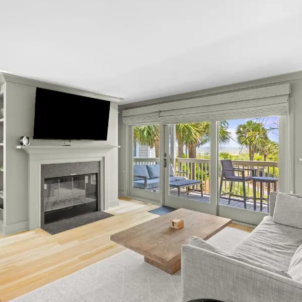 New Listing! Seagrove Villa 3A - Luxurious Ocean View!, hotel in Isle of Palms